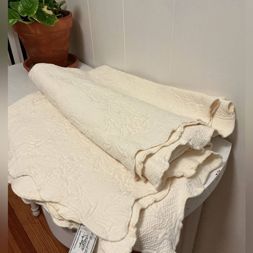 Well Dressed Home Matelasse Cotton Bedspread - Picture 9 of 14